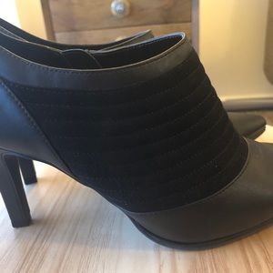 REDUCED!! Cute double textured heel boots... Size 9... Perfect for Fall/Winter
